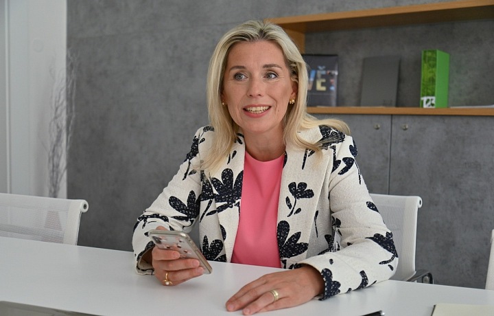 Danuše Nerudová s telefonem v ruce. 