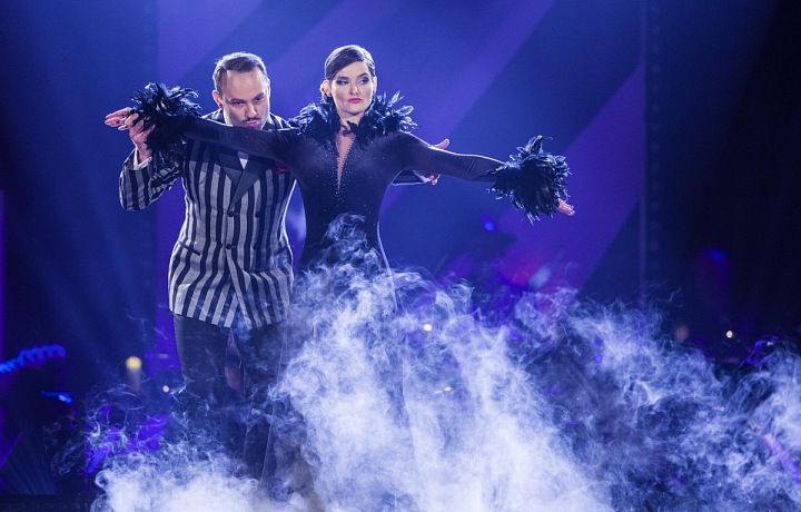 Dědík s farářkou při tanci. 