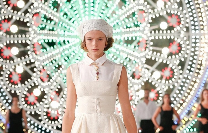 Žena v bílých šatech Dior