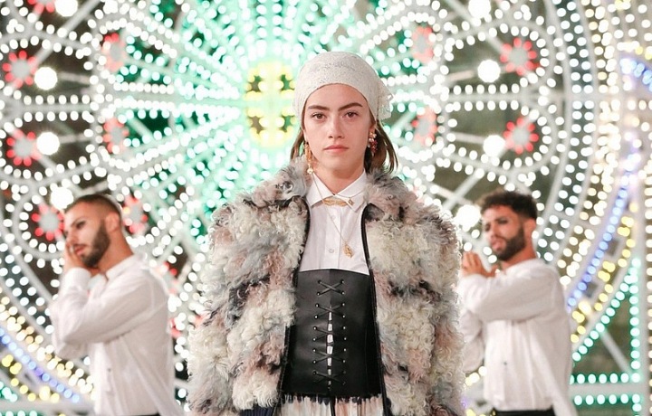 Žena v batikovaném modelu Dior