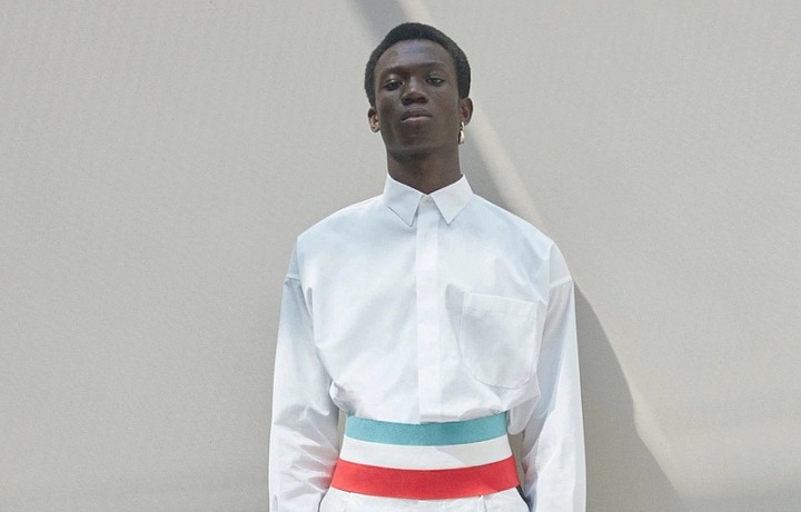 Muž v šortkách a košili Dior