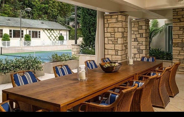 Dlouhý dřevěný jídelní stůl se židlemi