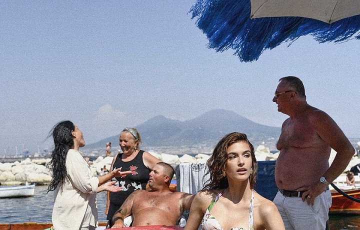 Elda Scarnecchia v květinových plavkách Dolce & Gabbana SS2020