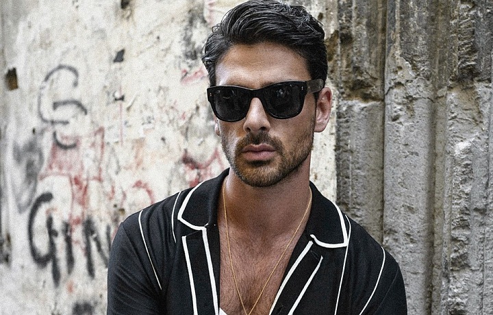 Michele Morrone v modelu Dolce & Gabbana SS2020