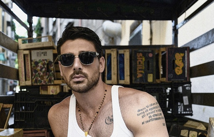 Herec Michele Morrone v modelu Dolce & Gabbana SS2020