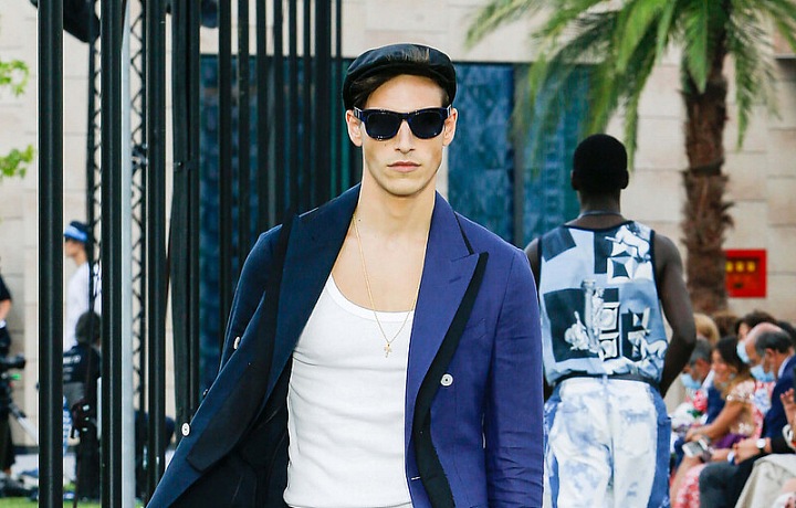 Muž v modrém obleku Dolce & Gabbana