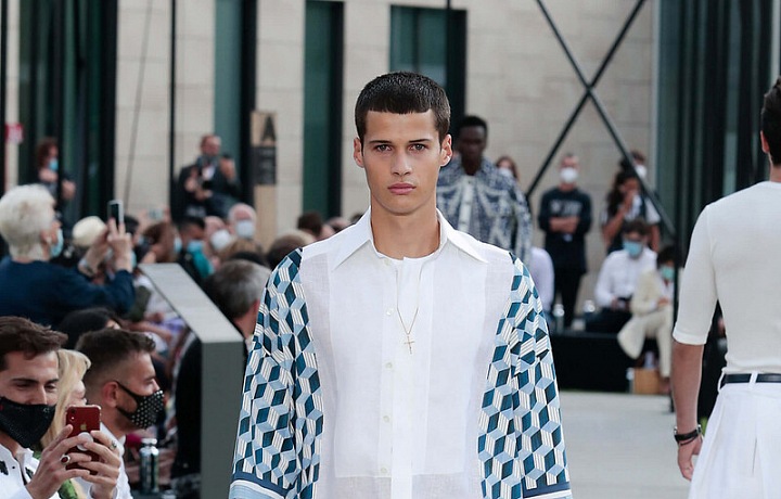 Muž v modrém obleku Dolce & Gabbana