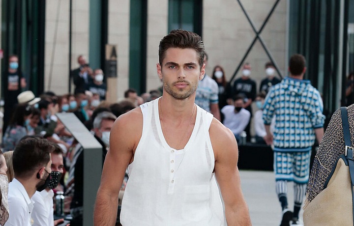 Muž v modro-bílém outfitu Dolce & Gabbana Spring Summer 2021