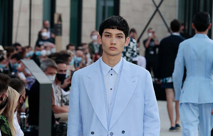 Muž v modrém obleku Dolce & Gabbana