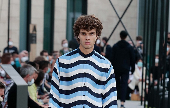 Muž v modrém outfitu Dolce & Gabbana Spring Summer 2021