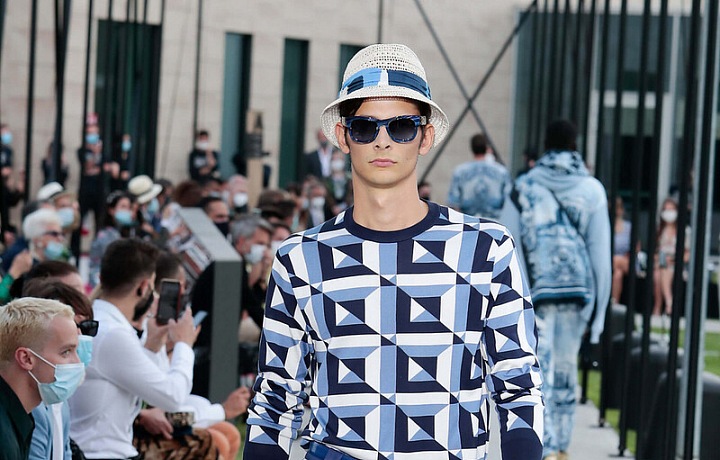 Muž v modrém outfitu Dolce & Gabbana Spring Summer 2021