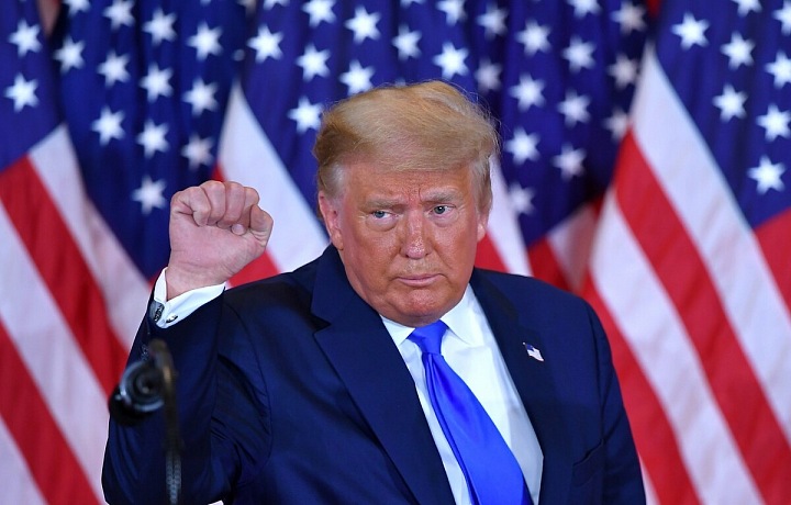 Donald Trump v modrém obleku