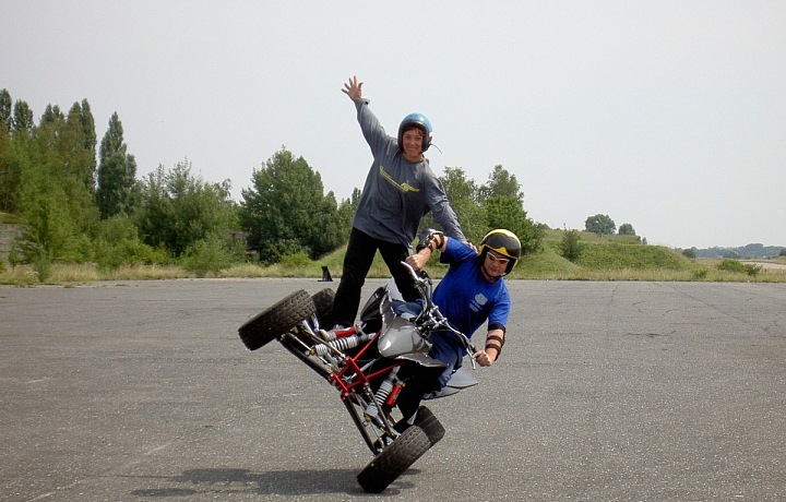 Než se jde točit, musí se trik pořádně natrénovat. 