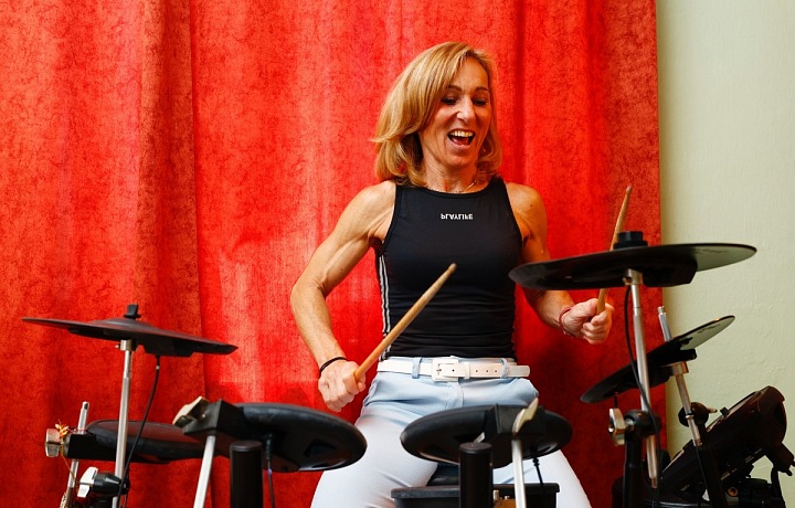 Hana hraje na kytaru i na bicí. 