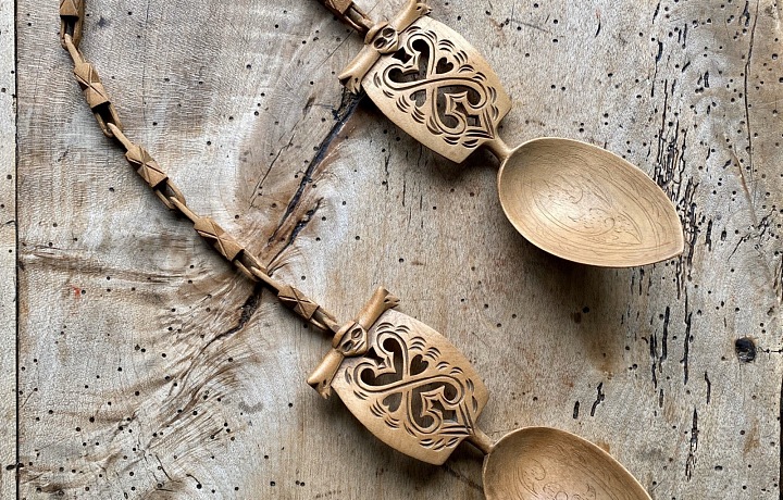 In ancient times, on the third day of wedding celebrations, the bride and groom ate together with wooden wedding spoons connected by a chain