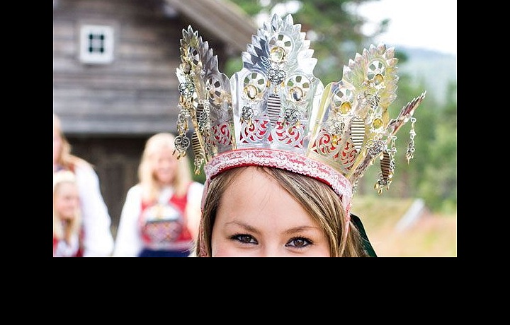If the groom gets up and leaves for the bathroom during the feast, all men immediately seize the chance to kiss the bride.