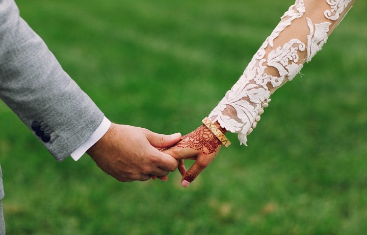 Novomanželka si zlatý náramok prenáša z ruky na ruku