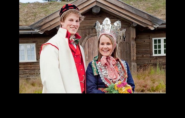 If the groom gets up and goes to the toilet during the feast, all the men immediately take the chance to kiss the bride.