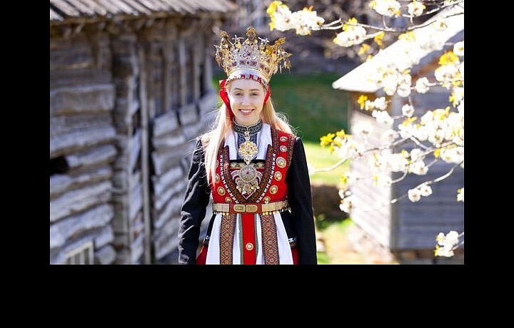 If the groom stands up and goes to the bathroom during the feast, all men immediately take the chance to kiss the bride.