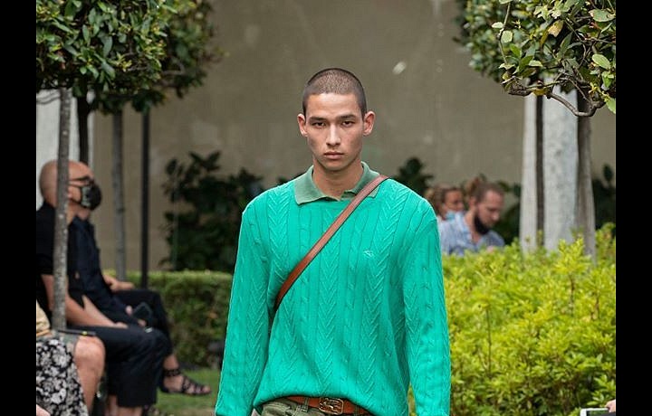 Muž v khaki kalhotách a zeleném svetru Etro