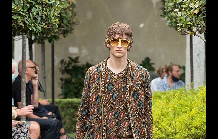 Muž v modrých šortkách a barevném svetru Etro