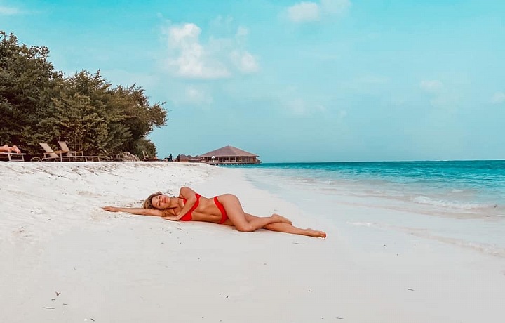 Eva na Maledivách v plavkách. 