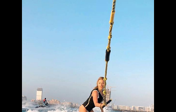 Eva na vodním prkně. 