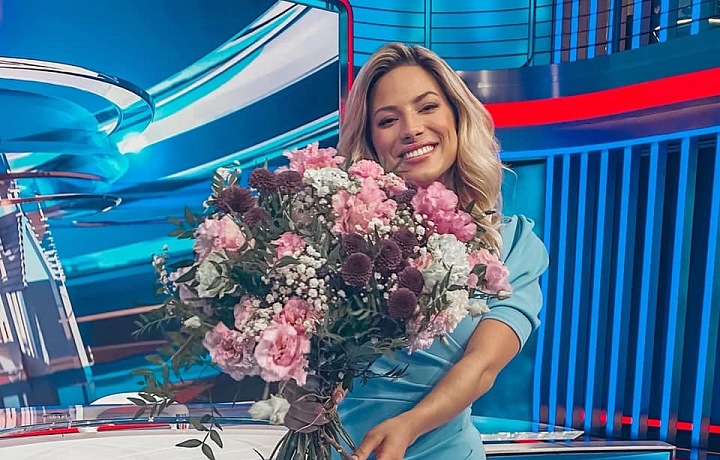 Eva ve studiu s kyticí. 