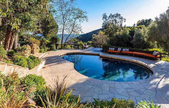 Bazén a výhled na hory i oceán