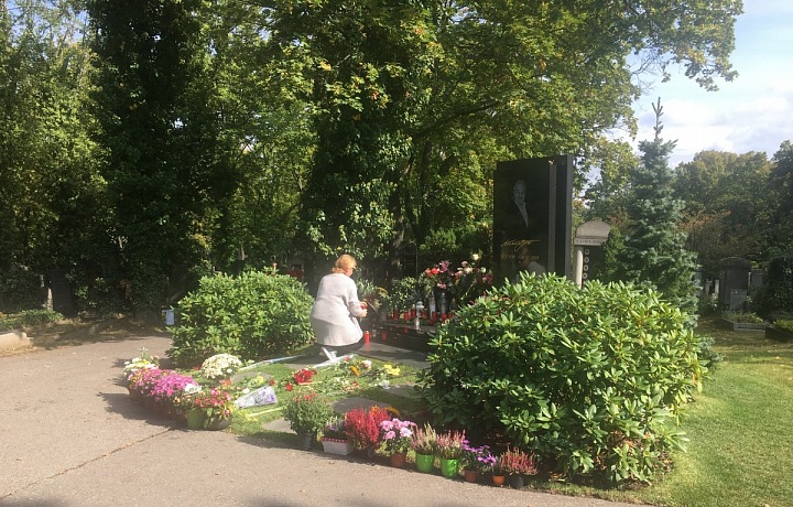 Fanynka u hrobu mistra. 