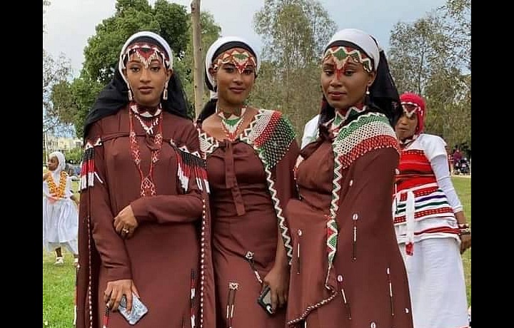 Podľa tradície zvanej „kuria matu“ dáva ženích neveste kozie uši. 