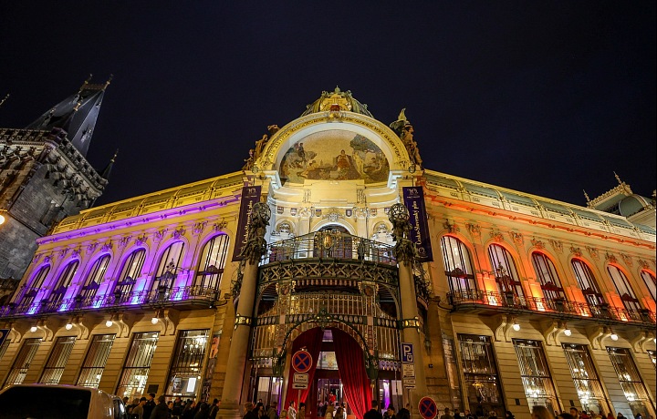 Česko-Slovenský ples sa každoročne koná v secesných priestoroch Obecného domu v Prahe.
