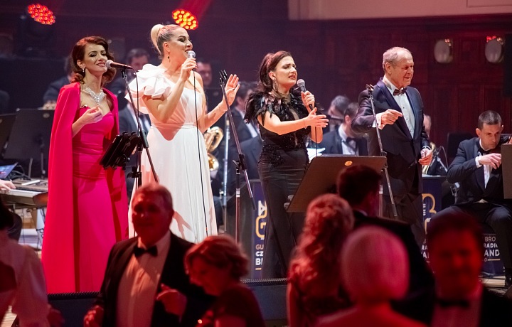 Rozhlasový Big Band Gustava Broma, sólistky a dirigent Vladimír Valovič