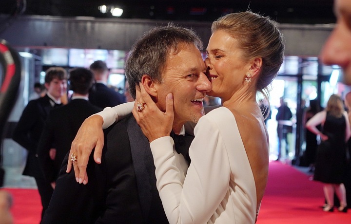 Medzi párom to stále iskrí.