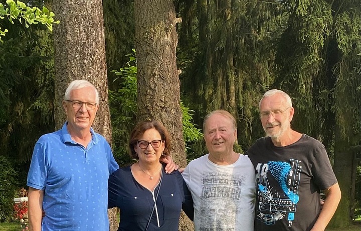 Jiří Drahoš s manželkou a bratrem u Petra Jandy před koncertem Souseďanky