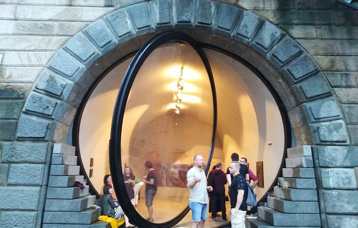 Obrazy v kobce Náplavky. 