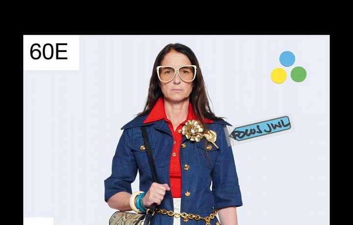 Žena v džínové košili a bílých kalhotách Gucci Resort 2021