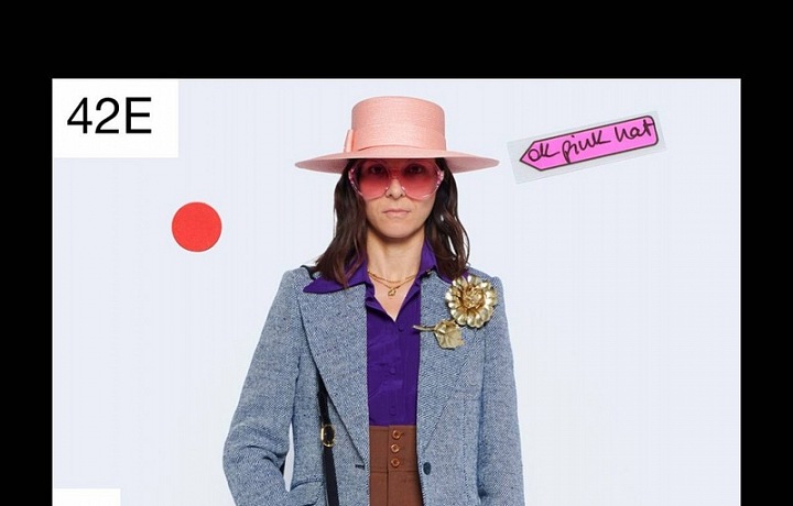 Žena v modrém saku a hnědých kalhotách Gucci Resort 2021