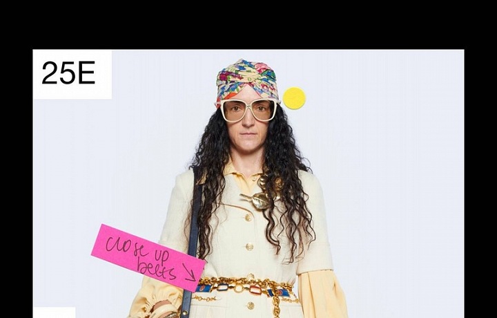 Žena v bílém topu a květinové sukni Gucci Resort 2021