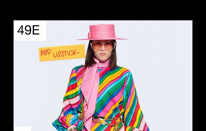 Žena v barevném modelu Gucci Resort 2021