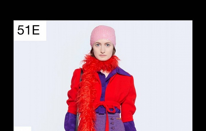 Žena v červeno-fialovém modelu Gucci Resort 2021