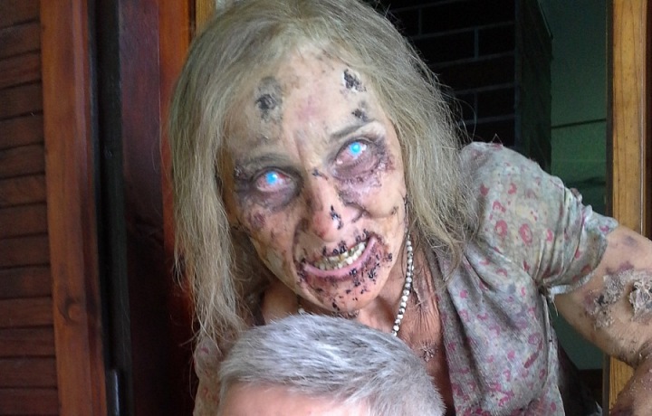 Dvorská jako zombice s Michalem Suchánkem. 