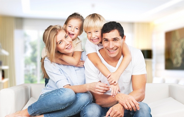 Děti objímají rodiče.