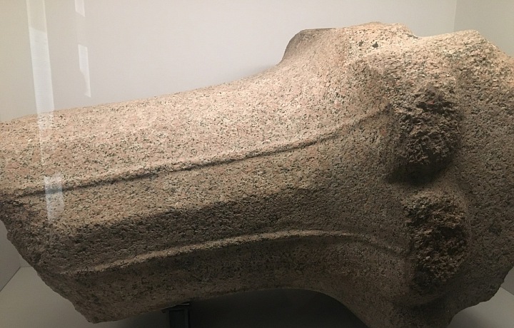 Hlavice sloupu v podobě palmy pochází z chrámu krále Venise. 