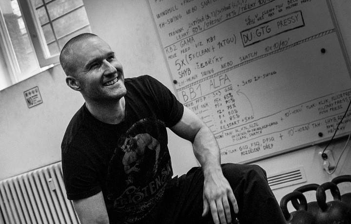Pavel Macek se kromě čínských bojových umění věnuje silovému a kondičnímu tréninku, především cvičení s kettlebell a posilování s vlastní vahou a činkami