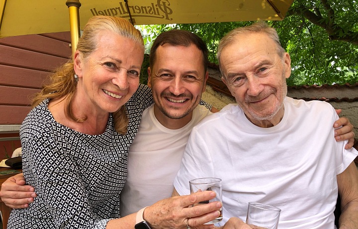 Vojtěch Bernatský s rodiči.