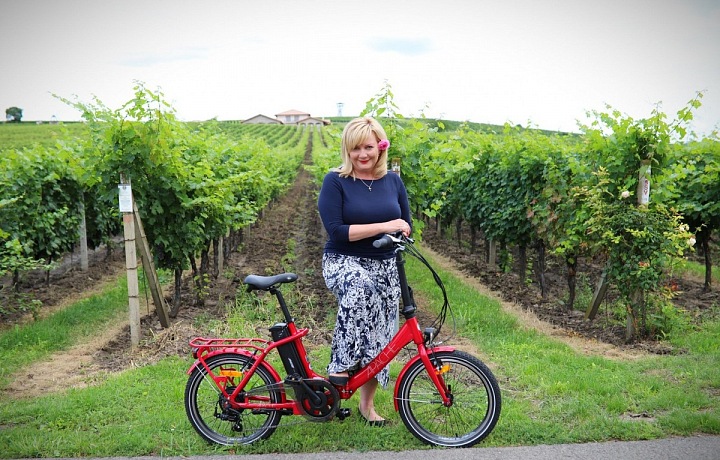 Alena Schillerová si velmi oblíbila jízdu na elektokole.