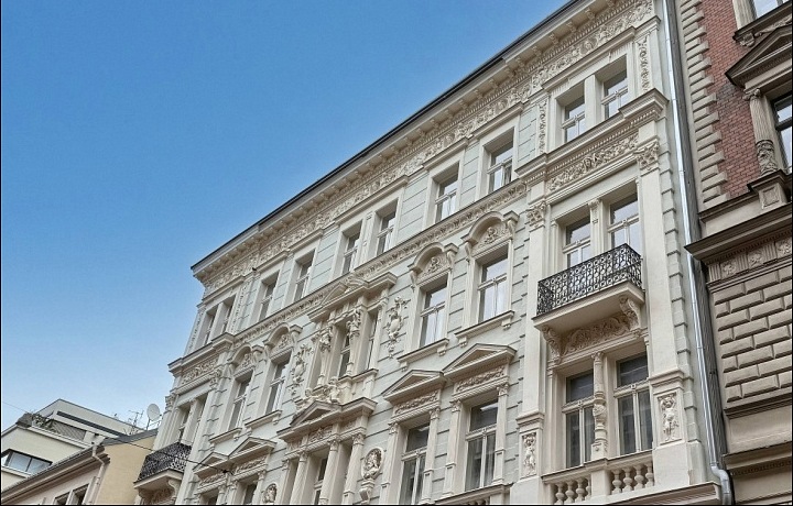 Dom sa pýši zdobenou fasádou