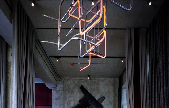 Elena je zakladatelkou realitní kanceláře Y&T Luxury Property, která nabízí luxusní nemovitosti v Praze a jejím okolí. 