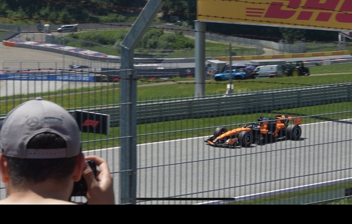 Závodný monopost tímu McLaren